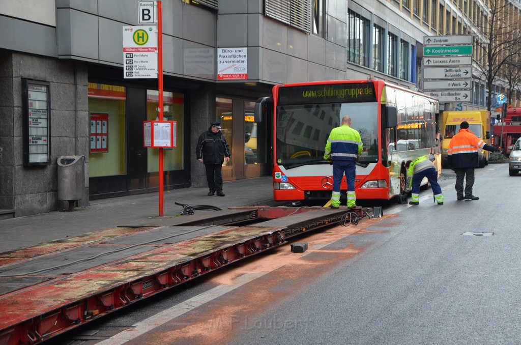 Stadtbus fing Feuer Koeln Muelheim Frankfurterstr Wiener Platz P215.JPG